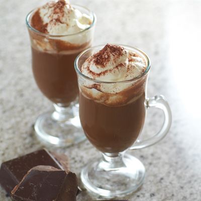 Taza de cacao ceremonial espumoso