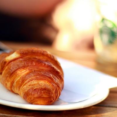 Croissant de masa madre sobre plato