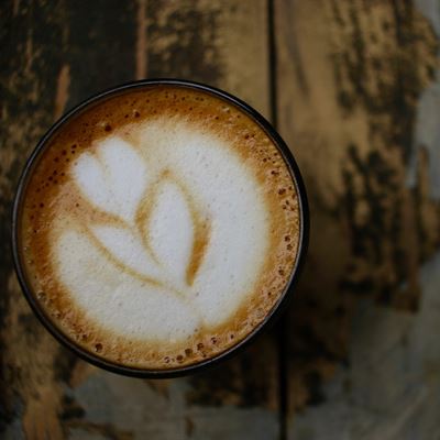 Flat white con latte art visto desde arriba