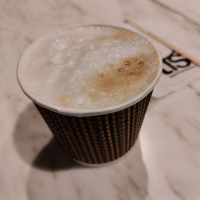 Magic australiano en taza pequeña visto desde arriba
