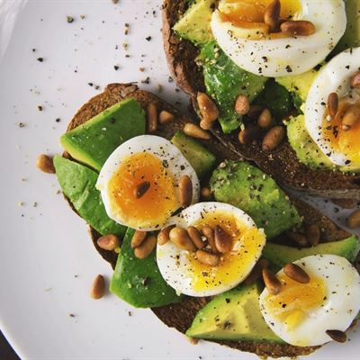 Tostón de palta y huevos revueltos sobre pan de masa madre