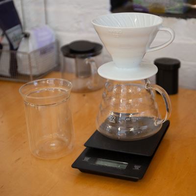 Filtrado V60 sirviéndose en una taza